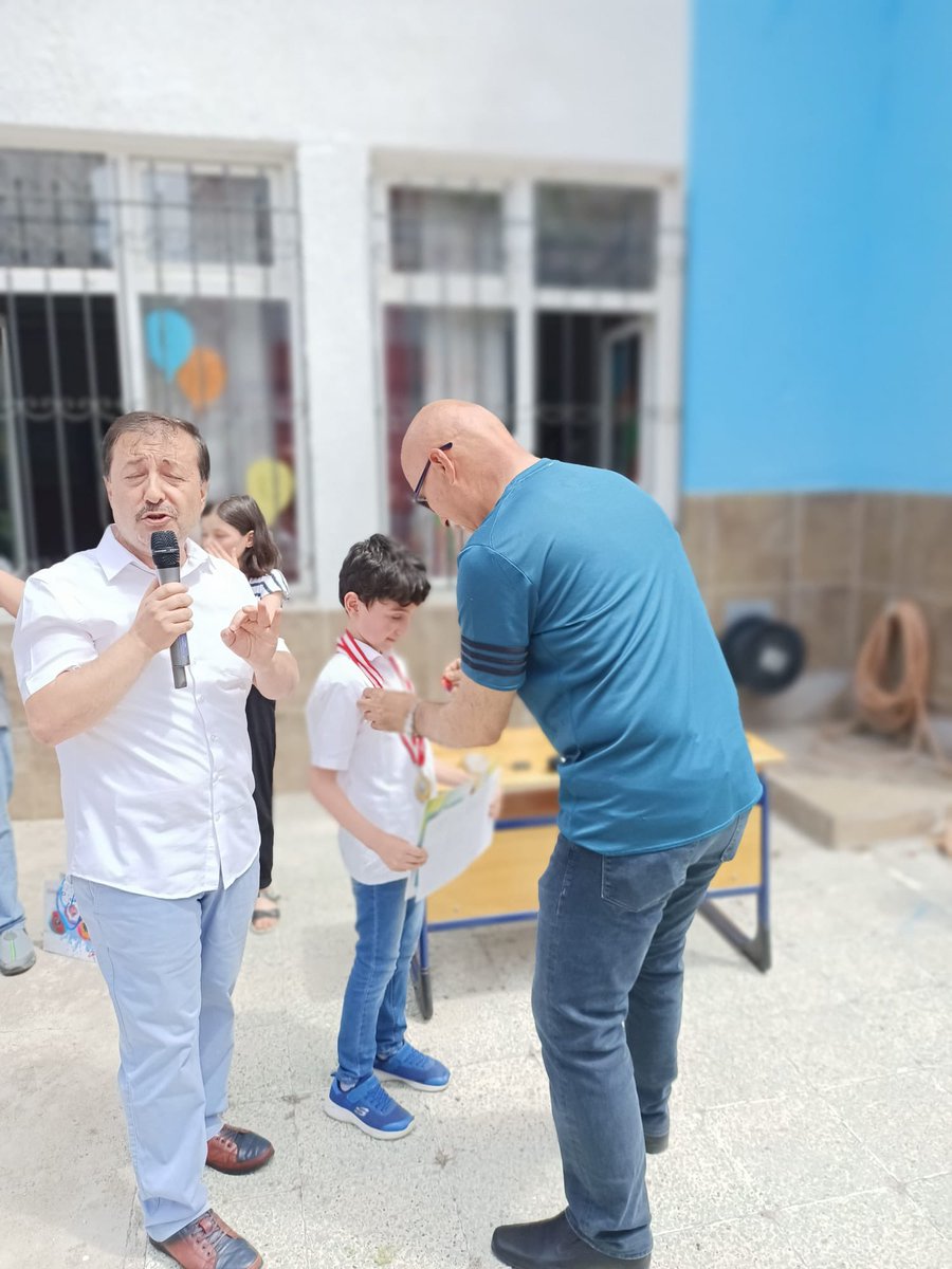 Recepzc86133724's tweet photo. Barbaros ilkokulunda Başarılı öğrencilerimizi ödüllendirdik                Okul birıncimize ALTIN ımızı Taktık @mehmetalikatip1 @Bafrabarbarosi1  @EbruBAY57060060  @FahriGuler55  @SadettinKutlu2  @DeryaDlger2  @znurAyan6  @ayan2549  @serpilkoca19 https://t.co/CJ3mZ8e5vw