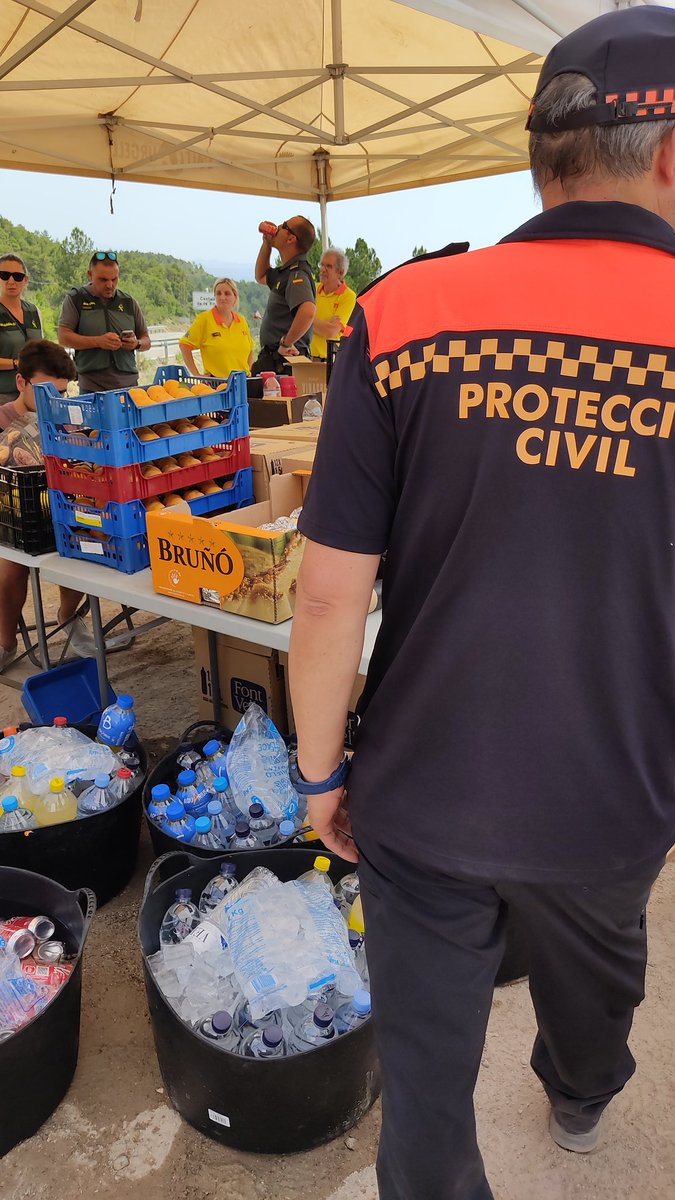 AVPCdeCardona's tweet photo. Avui continuem amb el suport logístic als iiffsolsones.
Avui a més d'estar CCA ajudant al @CCSolsones em repartit begudes als grups actuants. https://t.co/5zmNl6t21a