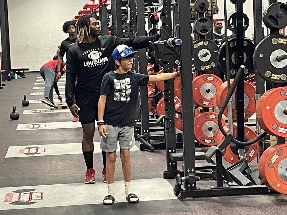 blitzemD's tweet photo. Big Thanks to @JeffNorrid1 @CoachMarksJr @michaeldes1 for showing us the facilities @RaginCajunsFB Cal had a blast and even got pics with @smizzyy13 @johnnylumpkin88 #ClassActProgram R.A.W. https://t.co/mmB7e15enD