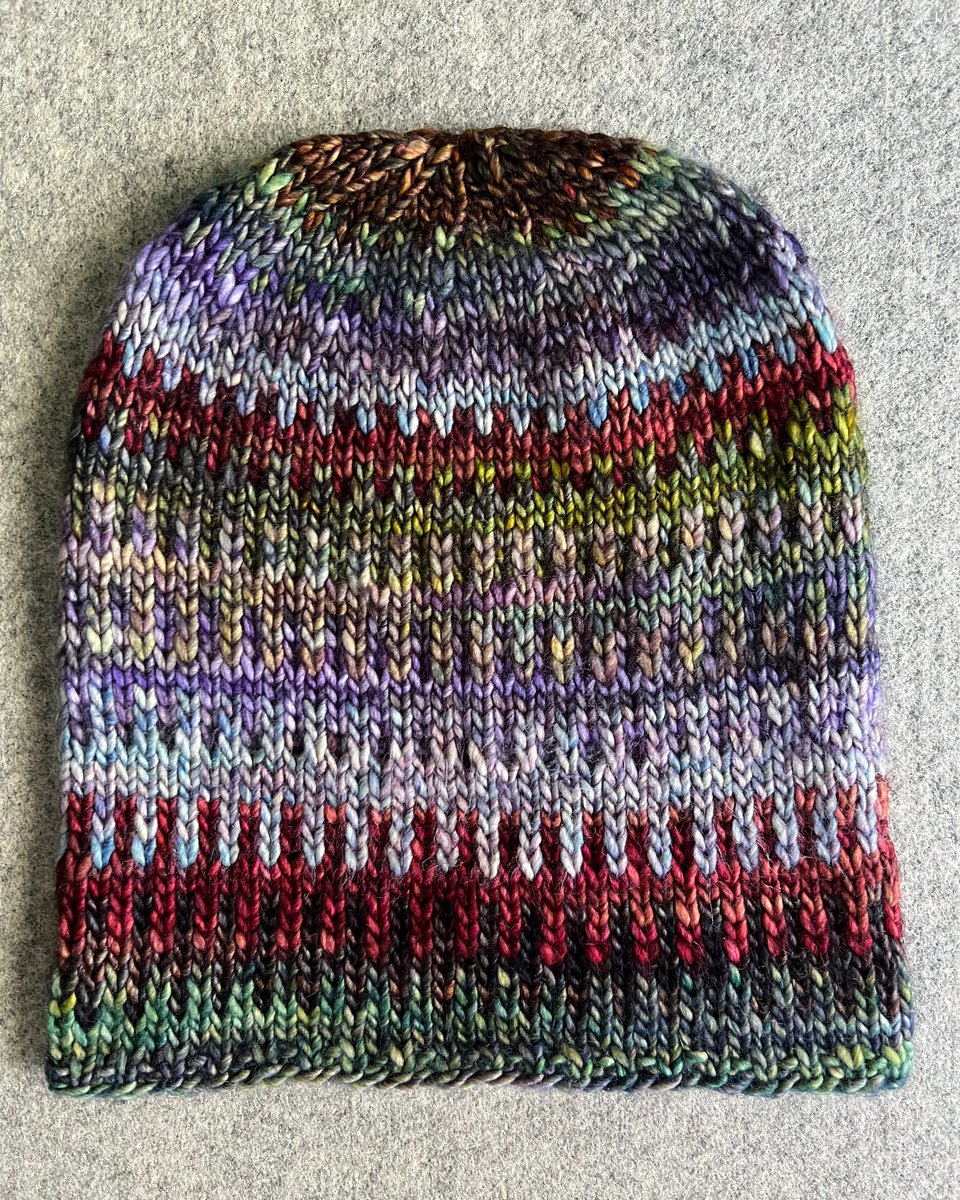 Petirrojo57's tweet image. This is how I use up those small bits of yarn after a number of projects — how well do you know your @MalabrigoYarn colors? #knitting #handknithats #strandedknitting