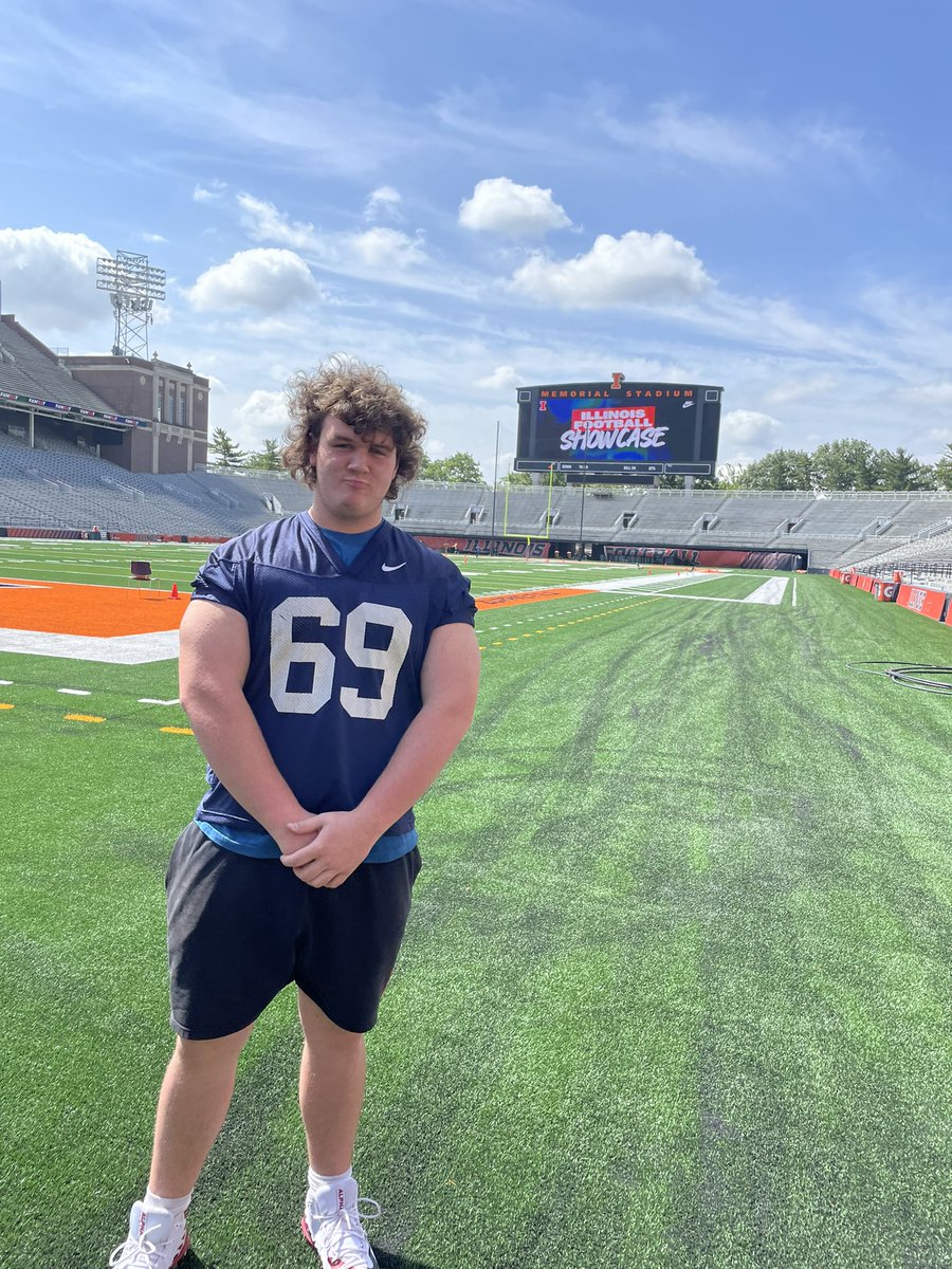 AidenKing76's tweet photo. Had a great experience @UofIllinois lineman camp despite the heat! Big thanks to @Coach_BMiller and @BretBielema for the help with my technique! @EDGYTIM @DeepDishFB https://t.co/B3Ijq4FdNu