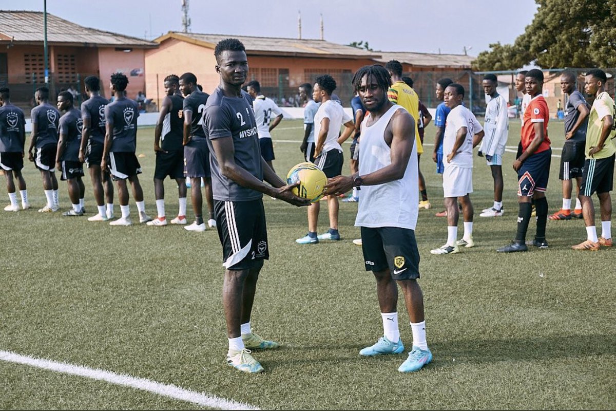 iamsenyo's tweet photo. Certainly, doors will open for them immeasurably. And also kudos to @josephpaintsil_ for his thoughtfulness and love towards those amazing lads in his childhood area. To the top 🔝 https://t.co/H3mTYFIAkL