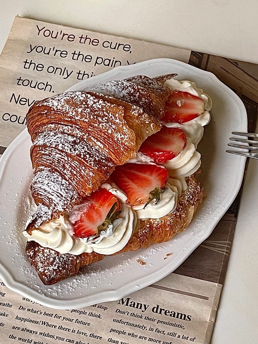 Luna_jot's tweet photo. Strawberry cream treats are one of my very favorite foods, how does this pint look to you guys? #Fruits #Dim #Strawberry #Cakes https://t.co/XQ4lYatD49