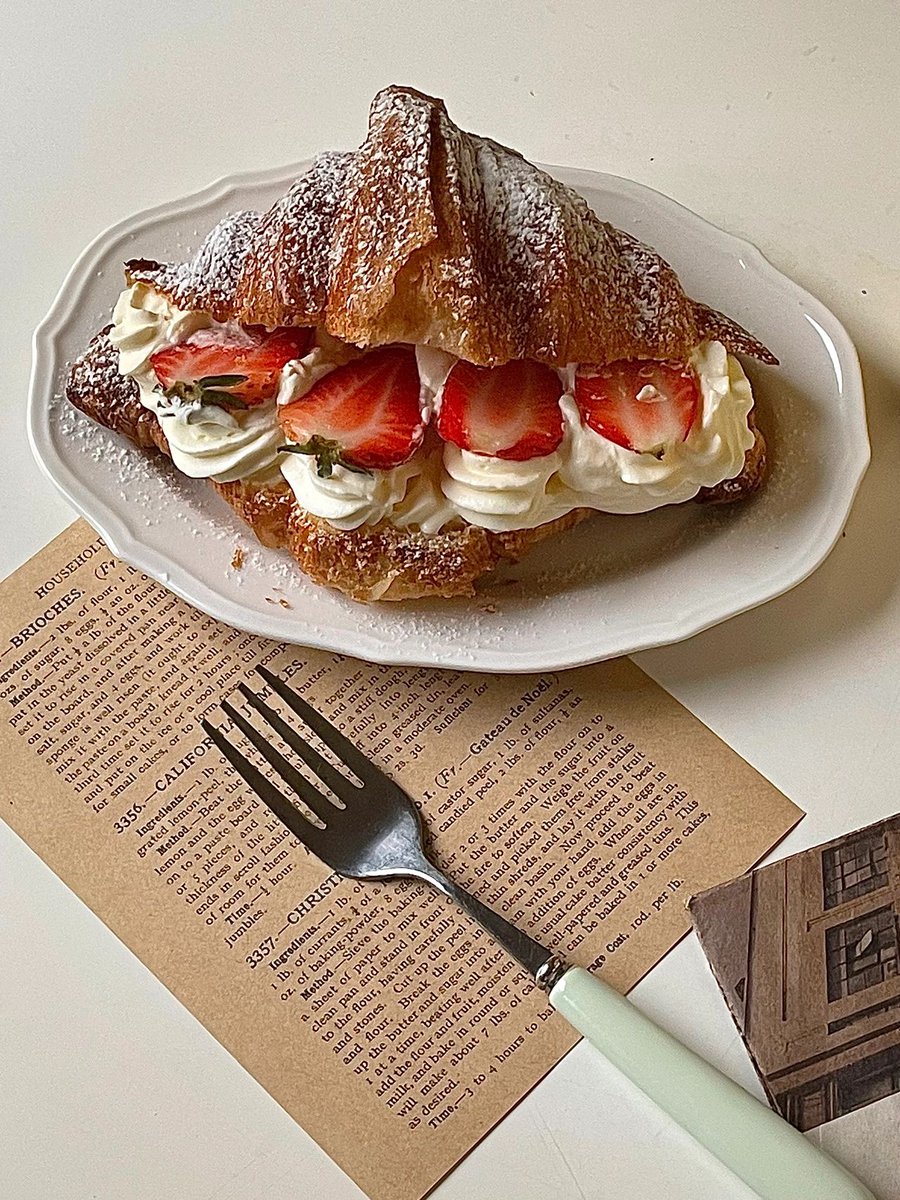 Luna_jot's tweet photo. Strawberry cream treats are one of my very favorite foods, how does this pint look to you guys? #Fruits #Dim #Strawberry #Cakes https://t.co/XQ4lYatD49