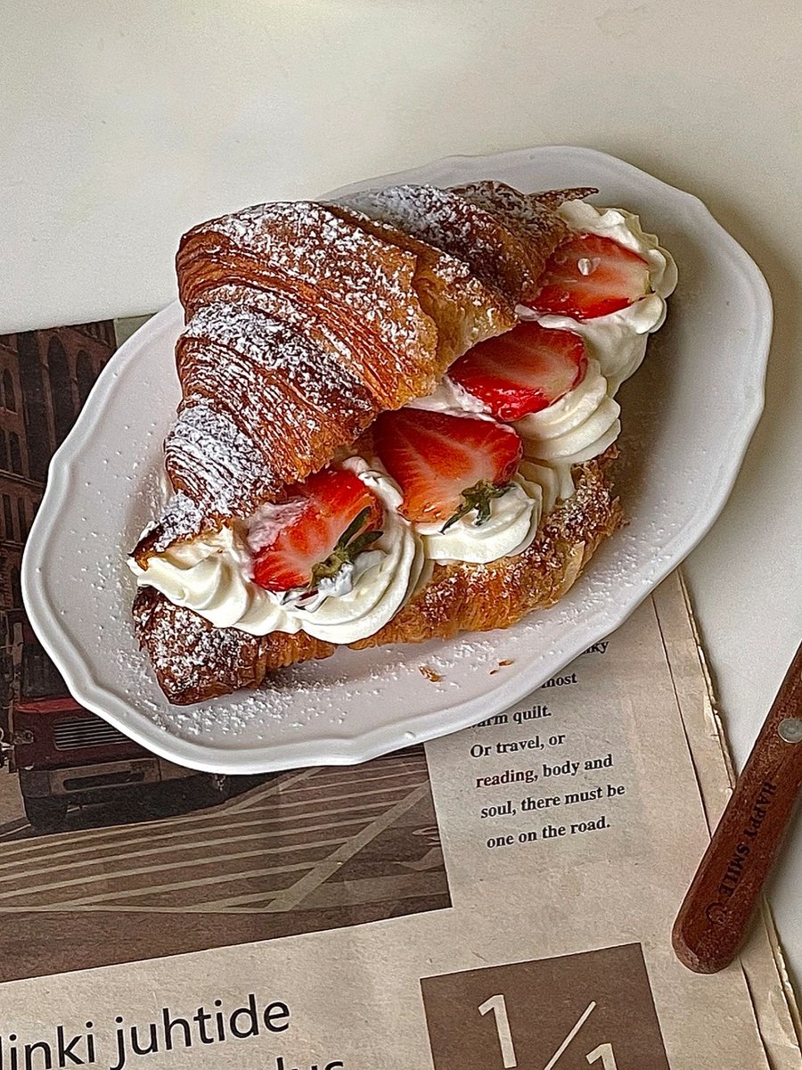 Luna_jot's tweet photo. Strawberry cream treats are one of my very favorite foods, how does this pint look to you guys? #Fruits #Dim #Strawberry #Cakes https://t.co/XQ4lYatD49