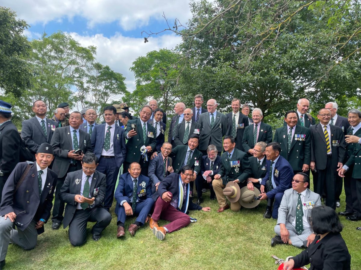 Caspasian's tweet photo. On Tue 14 June 2022 @Nat_Mem_Arb we recreated the photo taken in 1982 on QE2. Sadly Gurkha Major Lalbahadur Rai, is no longer with us, so a substitute helped out, after which everyone piled in! A great day superbly org by @PoppyLegion 

#FalklandsWar #Falklands40 https://t.co/hWYEAME60I