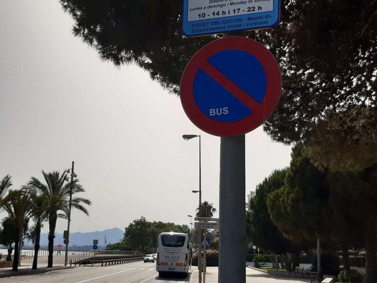 AngelGQuintial's tweet photo. @PoliciaCambrils @ajcambrils @SolCambrilsPark @BusPlanaOficial reiterado caso omiso de la señalización de prohibición de aparcar de autobús a límite del paso de peatones , no queremos más atropellos mortales por favor! Necesitamos solución eficaz 🙏🏻 fotos 17/06/22 17:59h https://t.co/vmW2UqlUxn