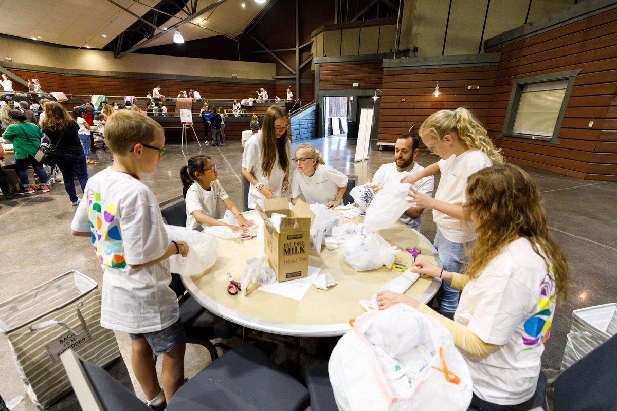 ForceForGood's tweet photo. We celebrated our 19th annual Force for Good day of service at our headquarters with more than 1,000 attendees all working to serve more than 8,000 people. Thanks to our employees and partners for a terrific day! π
#NuSkinGives #ForceForGoodDay #NuSkin https://t.co/tja14T2e5Q