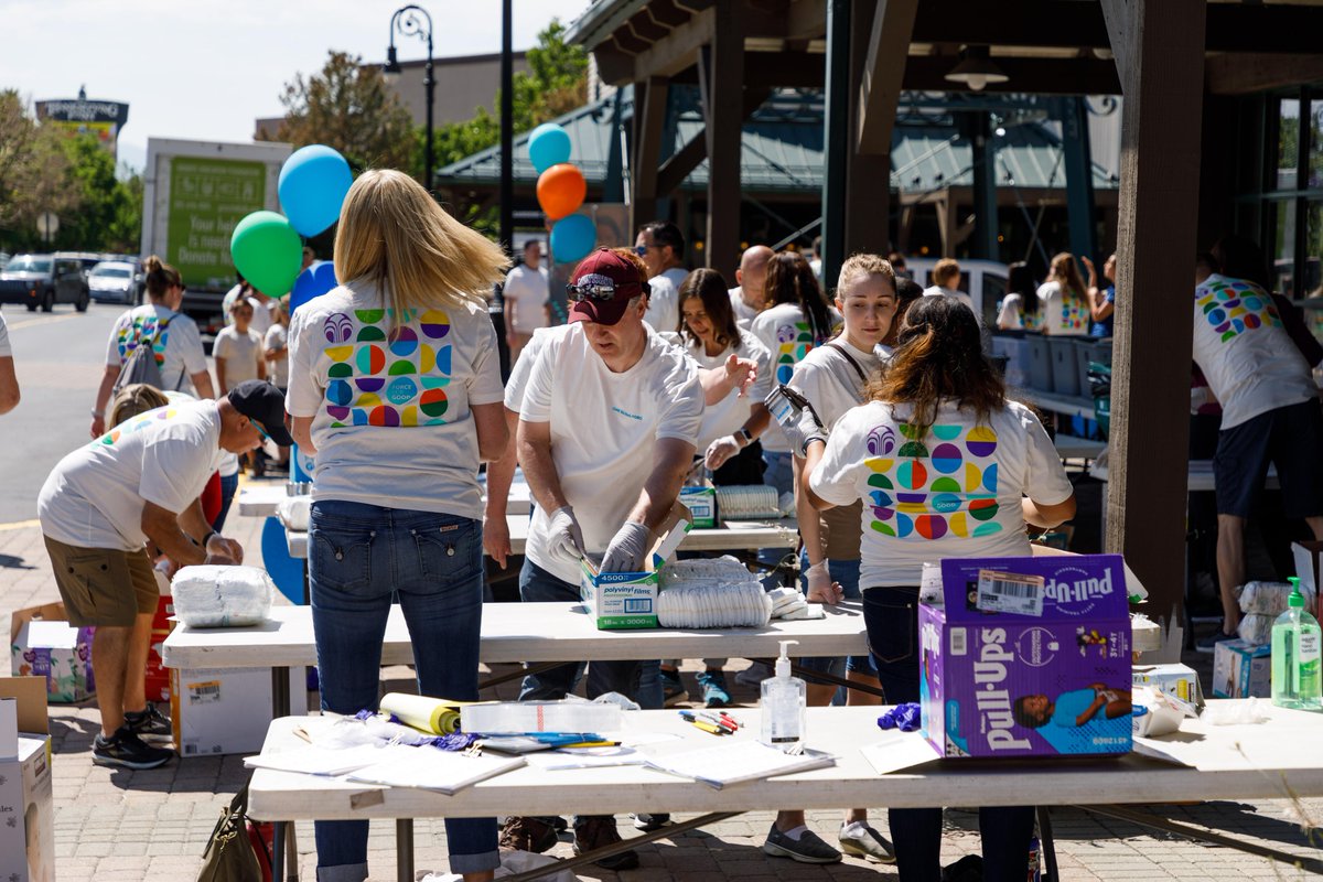 ForceForGood's tweet photo. We celebrated our 19th annual Force for Good day of service at our headquarters with more than 1,000 attendees all working to serve more than 8,000 people. Thanks to our employees and partners for a terrific day! π
#NuSkinGives #ForceForGoodDay #NuSkin https://t.co/tja14T2e5Q