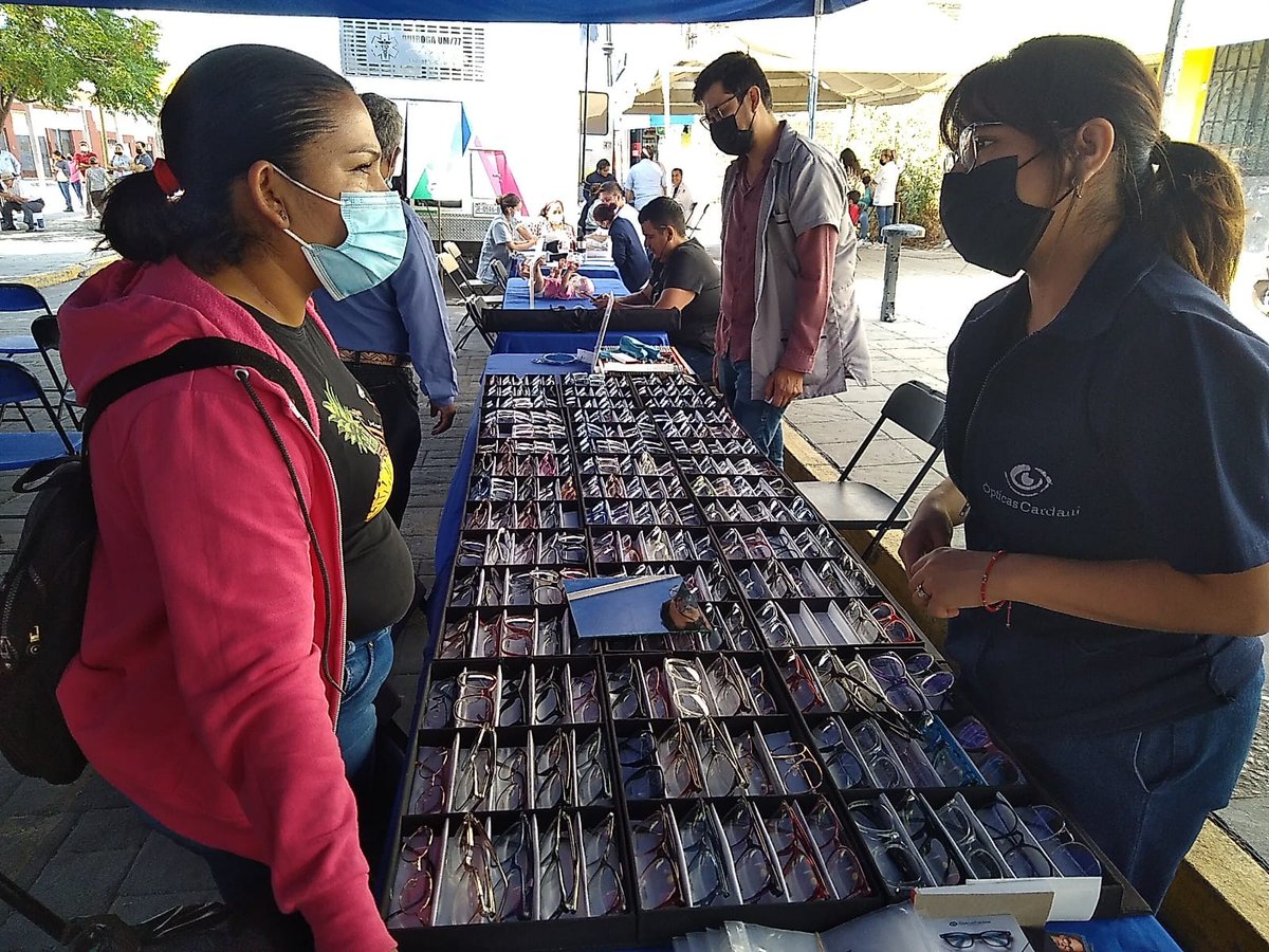 DIFIrapuato's tweet photo. #EsHoy
Ya estamos en la calle Prolongación Revolución del Barrio de San Cayetano con nuestras #BrigadasDIF.
Acá te esperamos hasta las 2:00 p.m. Tenemos servicios gratuitos como atención médica, dental, atención a personas con discapacidad, optometría ¡y más!
#ConPasoFirme https://t.co/xak1wp3DXB