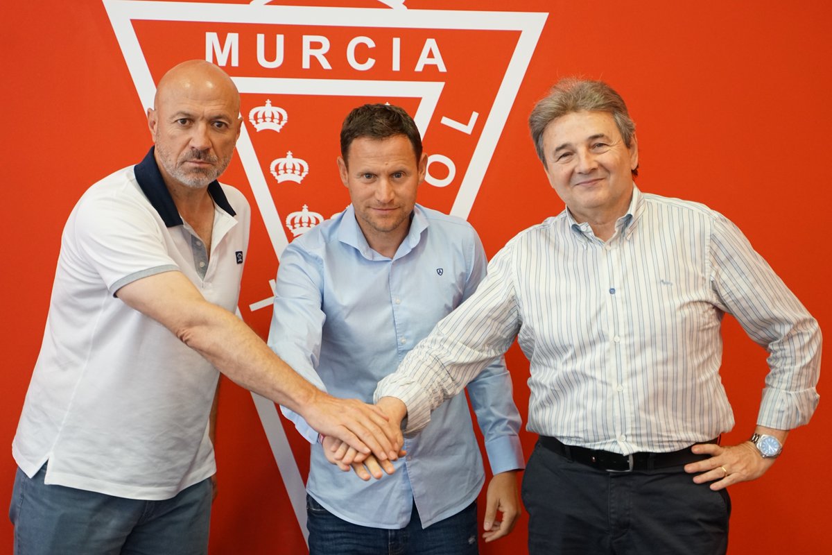 realmurciacfsad's tweet photo. #Renovado | 🤝 @mariosimon2 
#SimónRenovado https://t.co/IyDubHvJIl