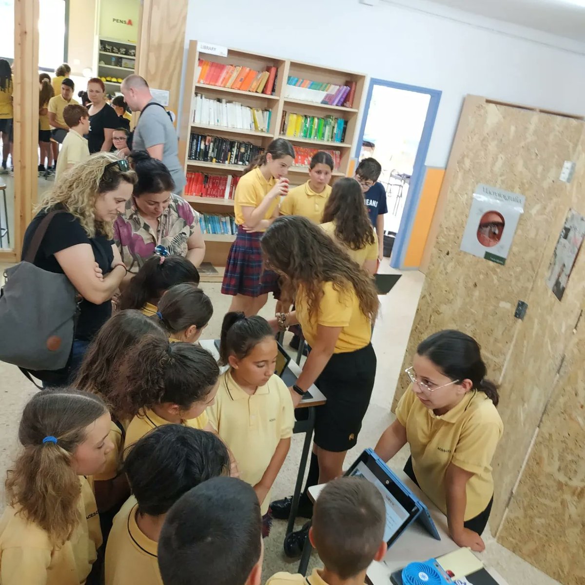 EscolaACESCO's tweet photo. Els alumnes de 1r, 2n i 3r d'ESO han presentat els seus projectes de la matèria de KnowPro als pares i resta de companys de l'Escola ACESCO. El curs vinent seguirem amb més projectes i noves idees. https://t.co/QsyZoNBcCd