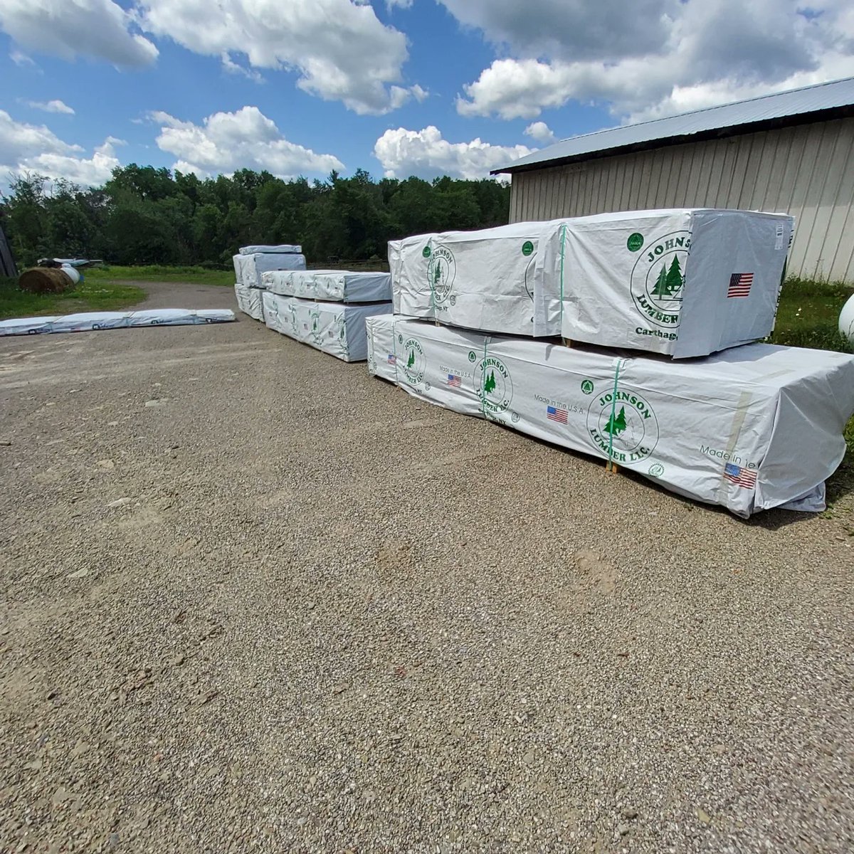CCW_1997's tweet photo. Load from Johnson Lumber came in this morning, some of it already reloaded and out the door. #johnsonlumber #pine #whitepine #tongueandgroove #tongueandgrooveceiling #tongueandgroovepanelling #tongueandgroovepine #countryhouse #countryhousestyle #farmhouse #farmhousedecor https://t.co/5hnwYUIroa