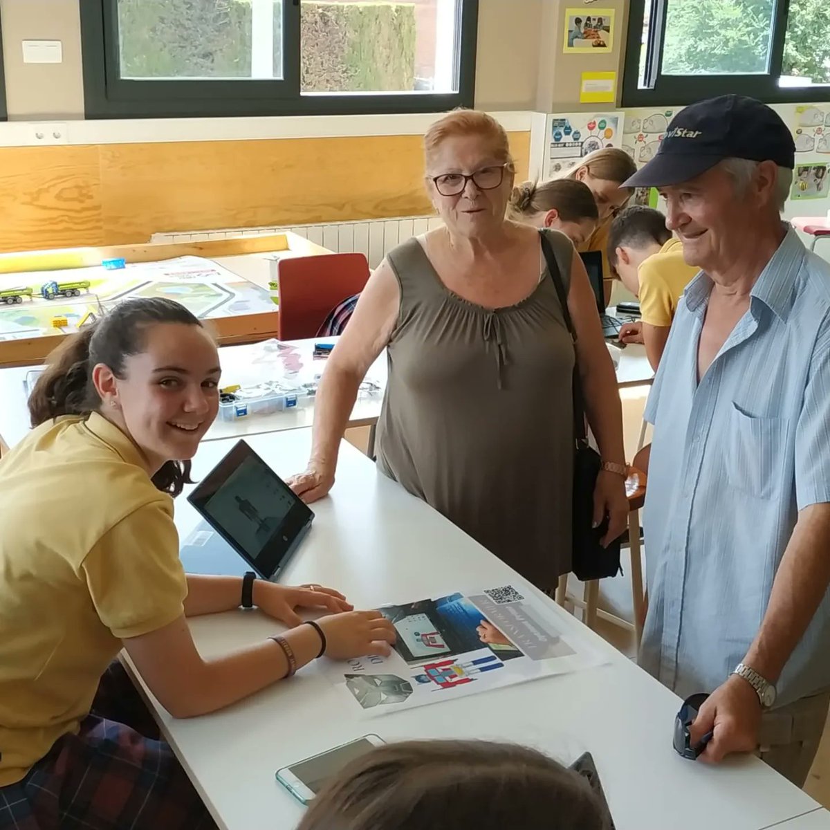 EscolaACESCO's tweet photo. Els alumnes de 1r, 2n i 3r d'ESO han presentat els seus projectes de la matèria de KnowPro als pares i resta de companys de l'Escola ACESCO. El curs vinent seguirem amb més projectes i noves idees. https://t.co/QsyZoNBcCd