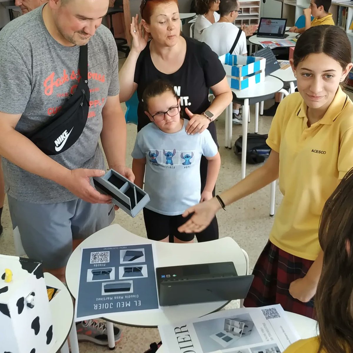 EscolaACESCO's tweet photo. Els alumnes de 1r, 2n i 3r d'ESO han presentat els seus projectes de la matèria de KnowPro als pares i resta de companys de l'Escola ACESCO. El curs vinent seguirem amb més projectes i noves idees. https://t.co/QsyZoNBcCd