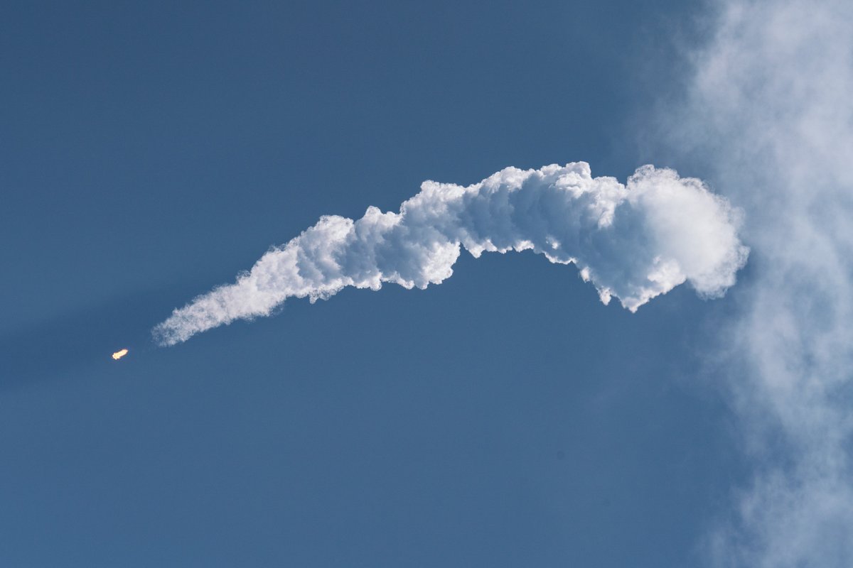 EmreKelly's tweet photo. SpaceX Starlink 4-19: https://t.co/XAqZ04yXK2
