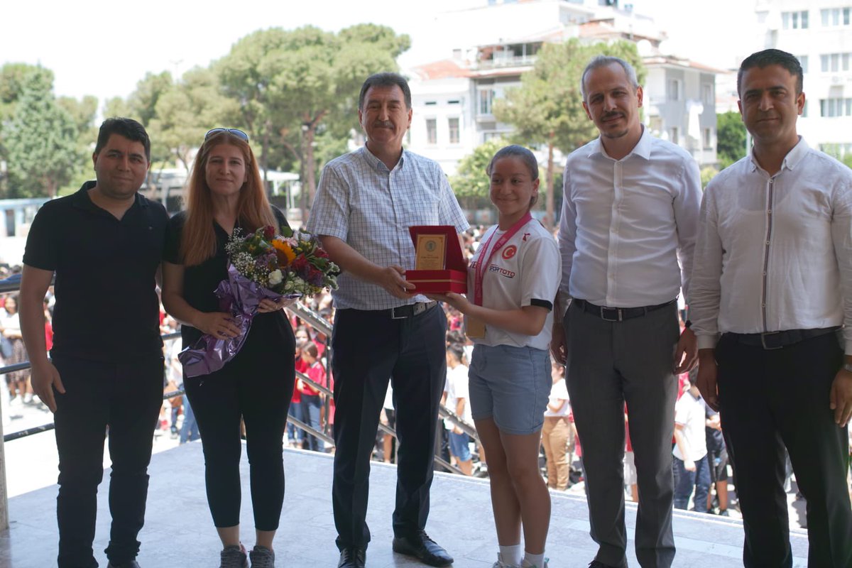 Milli Eğitim Müdürümüz Sayın Metin GENÇAY ve Şube Müdürümüz Sayın Sami GÖKÇE 2021-2022 Eğitim-Öğretim Yılının sona ermesi dolayısıyla Şehitler Ortaokulu'nda karne dağıtım törenine katıldılar. 

<a href="/Mgencay4245/">Metin GENÇAY</a> <a href="/SamiGOKCE84/">Sami GÖKÇE</a> <a href="/manisasehitler/">Manisa/Şehitler - Ali Rıza Çevik Ortaokulu</a> 

Haber👇
sehzadeler.meb.gov.tr/www/dunya-samp…