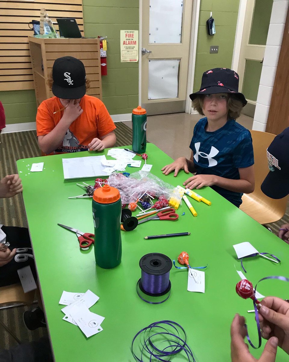 Assembling 600 candygrams takes teamwork <a href="/CrossroadsDsbn/">Crossroads DSBN</a> - great job Gr 6!