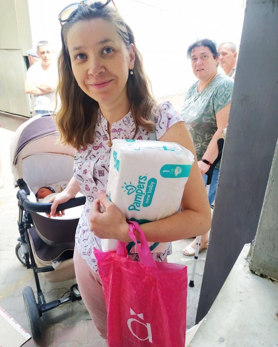 HelpUkr22's tweet photo. "It’s not how much we give but how much love we put into giving” - Mother Theresa. 

We keep that thought in mind as we provide #food for 150-200 #families in #Dnipro city on a daily basis. All of this is made possible by the generosity and love of our #donors. ❤️ 

#HelpUkraine https://t.co/aQkcQLFglh