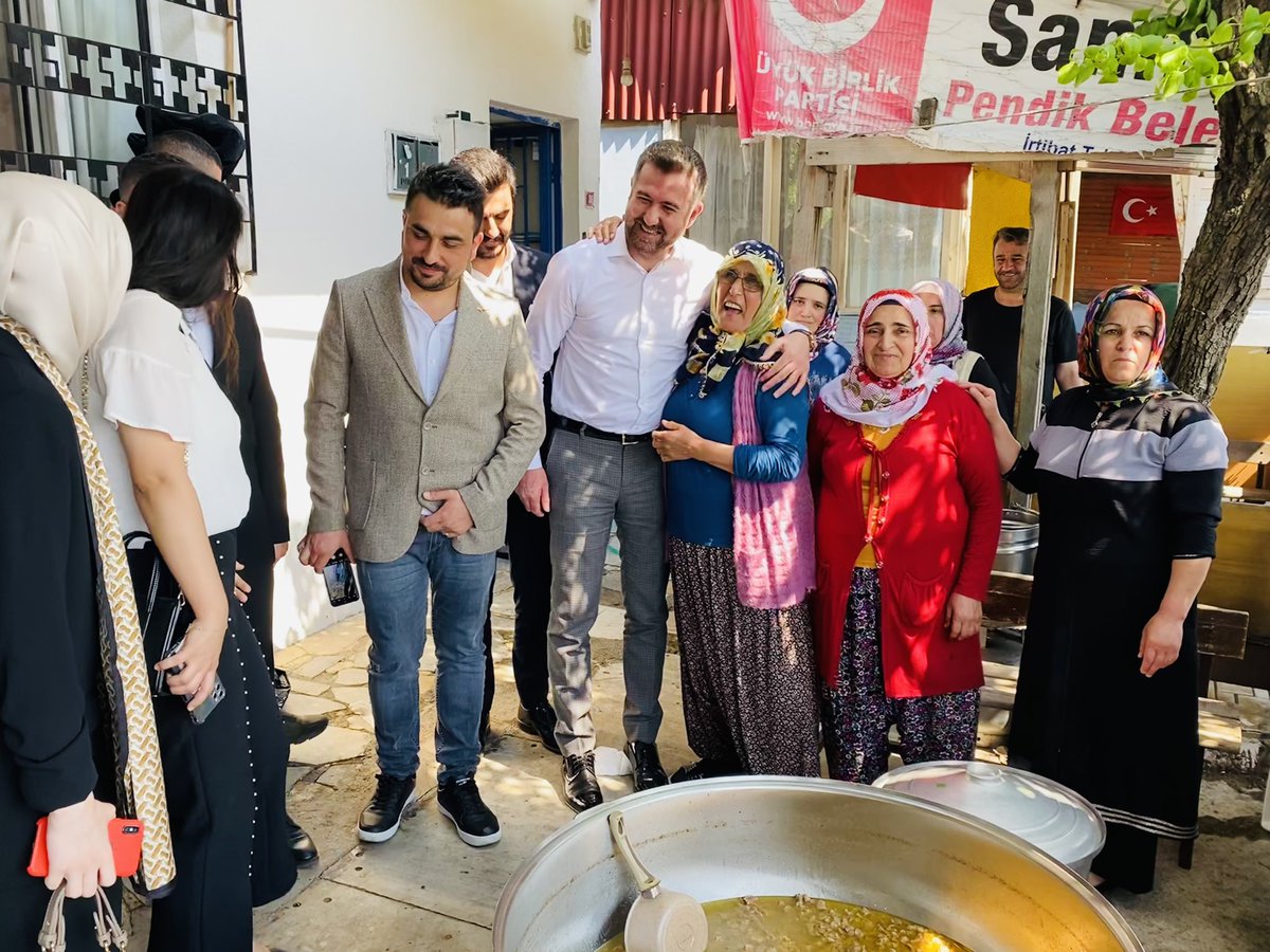 mutlu_furtana's tweet photo. Ben tertemiz ellerimi size uzatıyorum.
Bu eller kire bulaşmadı.
Bu eller ihanete ortak olmadı.
Bu eller tertemiz bir mazinin hatıralarıyla dolu bir kuşağın bugüne uzattığı, kutlu bir geleceğe birlikte yürümek İçin akitleşmek isteyenlerin elidir.
🇹🇷☝🇹🇷
BÜYÜK BİRLİK GELİYOR https://t.co/4Yag5fBrRL