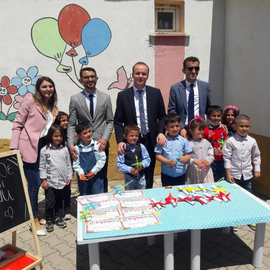 ZaraKaymakamlik's tweet photo. #Karne Günü 📝

📍Şerefiye Köyü

Kaymakamımız Sn. Meriç Dinçer, İlçe Milli Eğitim Müdürü Sn. Ümit Karakuş ile birlikte Şerefiye Köyü İlkokulu'nda öğrencilerimizin karne sevincine ortak olarak öğrencilere çeşitli hediyeler verdi. 🎓 🎁 https://t.co/my9qlqsi4W