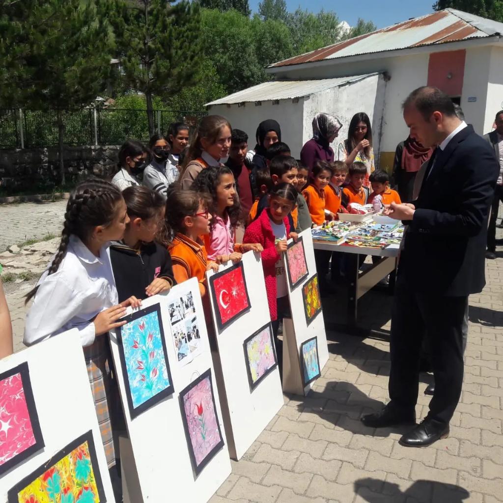 ZaraKaymakamlik's tweet photo. Daha sonra yıl sonu sergisini gezen Kaymakamımız yapmış oldukları birbirinden güzel çalışmalardan dolayı öğrencileri tebrik etti. 👏

Tüm öğrencilerimize tebrik ediyor tatilde bol bol kitap okumalarını temenni ediyoruz. 😊 https://t.co/n0bBo0jIX7