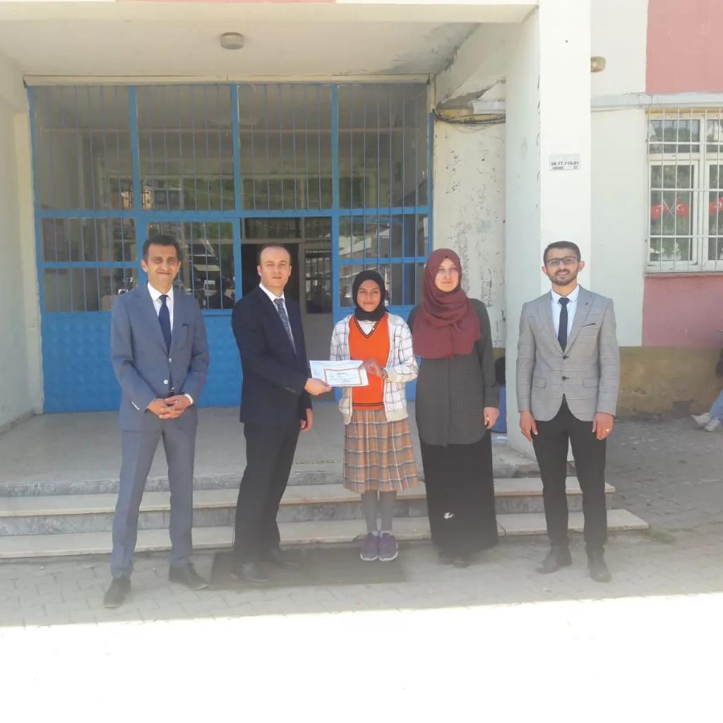 ZaraKaymakamlik's tweet photo. Daha sonra yıl sonu sergisini gezen Kaymakamımız yapmış oldukları birbirinden güzel çalışmalardan dolayı öğrencileri tebrik etti. 👏

Tüm öğrencilerimize tebrik ediyor tatilde bol bol kitap okumalarını temenni ediyoruz. 😊 https://t.co/n0bBo0jIX7