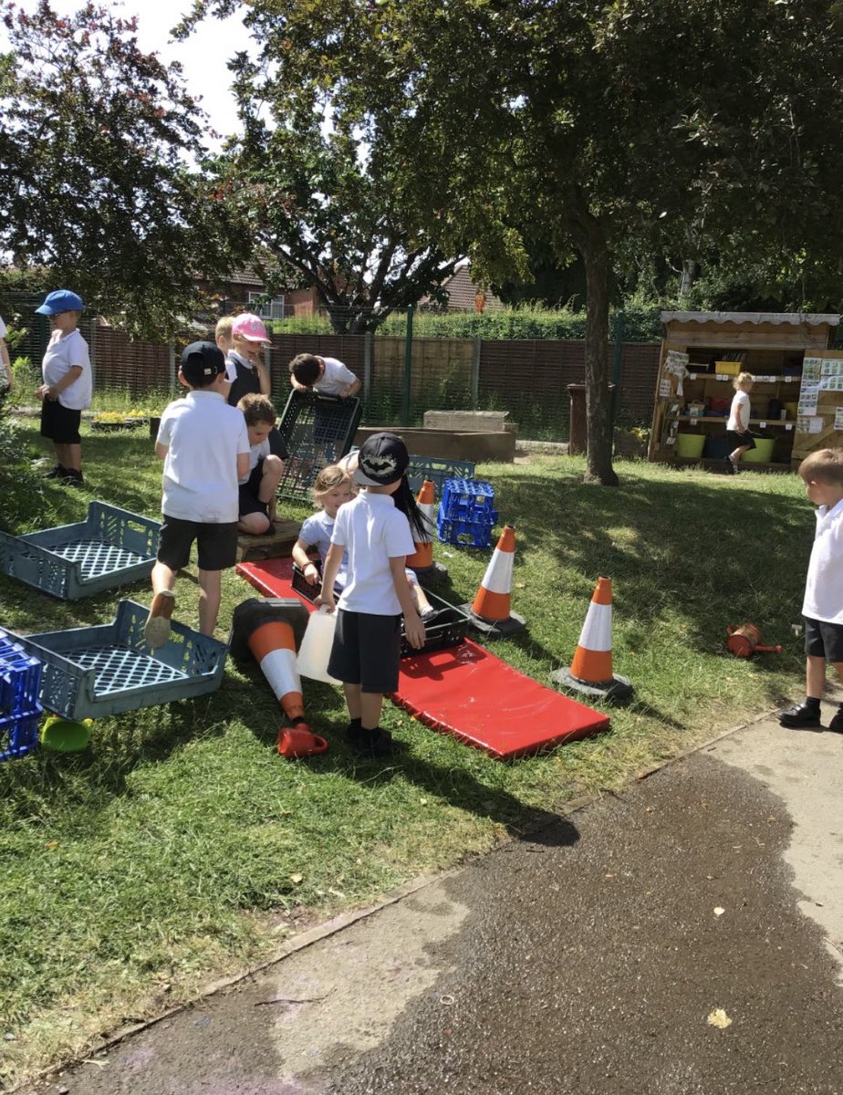 MFinfantschool's tweet photo. Rainbowfish children enjoyed making a water slide this afternoon in the lovely sunshine π¦ππ #MFrainbowfish #MFeyfsoutdoor https://t.co/sNjlqeqvJk