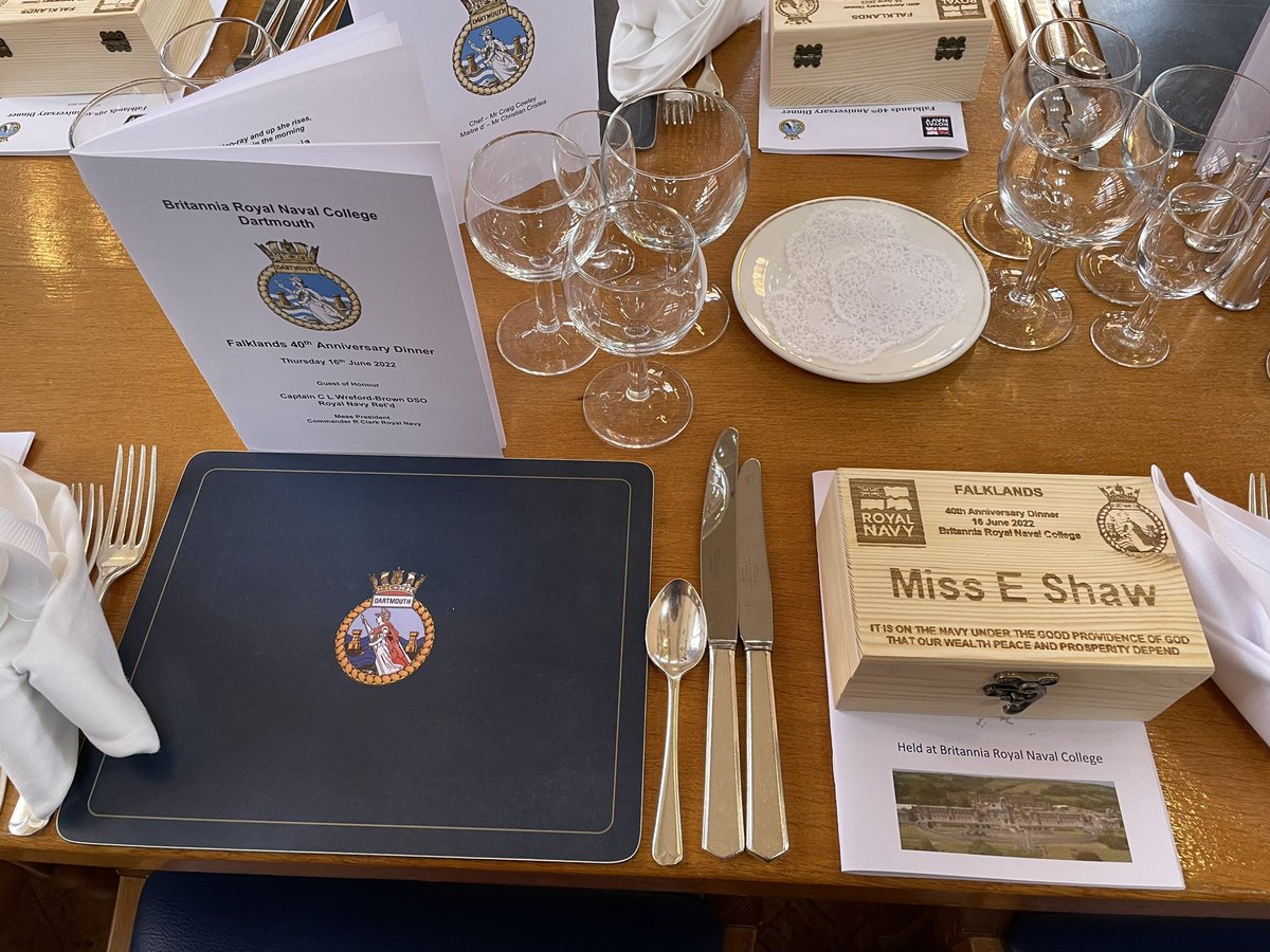indigozuluink's tweet photo. A very proud evening attending the Falklands 40 Dinner at @DartmouthBRNC.
Delighted to have my drawing presented as a thank you to the guest of honour, Capt Chris Wreford-Brown DSO RN.
@SAMA82office
#Falklands40 #hmsconqueror #royalnavy #submarines #militaryartist https://t.co/GwGQBqeF45
