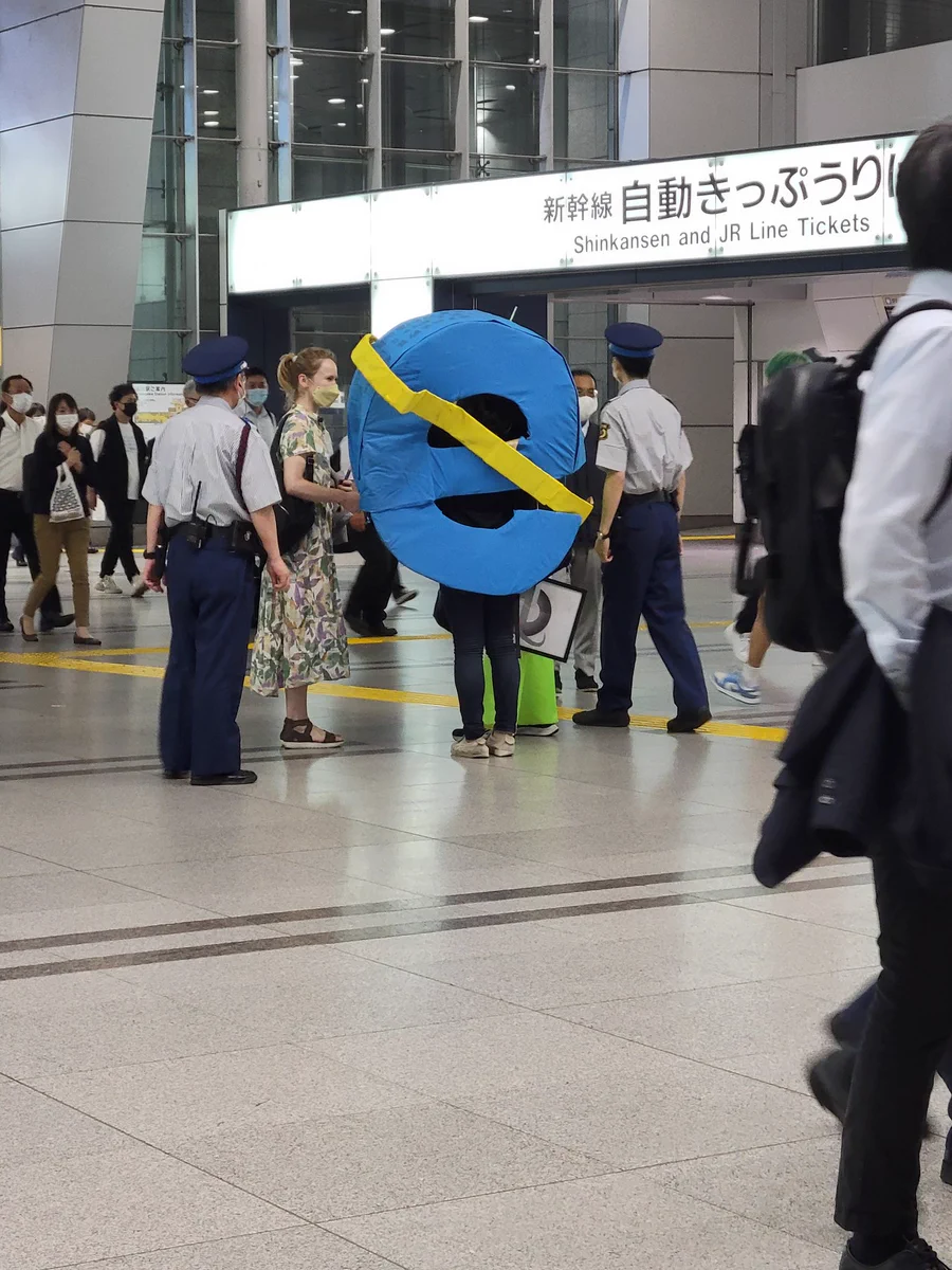 今月16日にInternet Explorerのサポートが終了したことを受けコスプレが品川駅を徘徊…