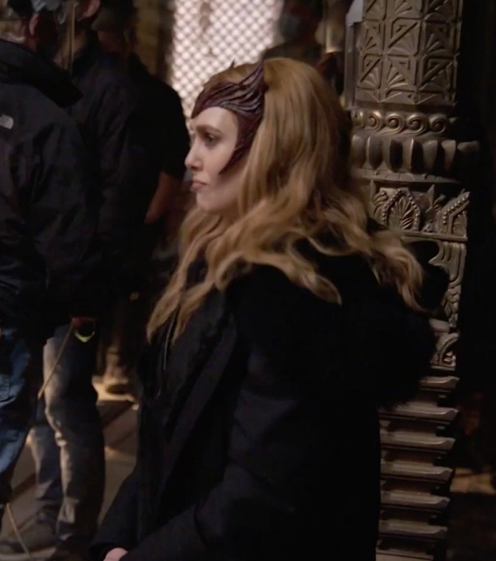 hannaeeliz's tweet photo. HER SIDE PROFILE WITH THE CROWN >>> https://t.co/ZF7c84fkpN