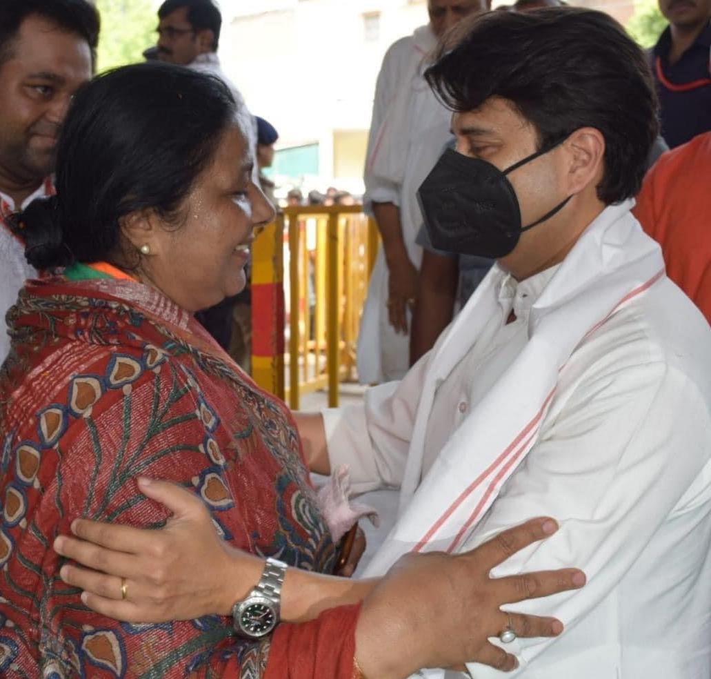 Rahulviratgupt5's tweet photo. आज ग्वालियर में भारतीय जनता पार्टी की महापौर पद की प्रत्याशी सुमन शर्मा जी के नामांकन के दौरान केंद्रीय मंत्री श्र��मंत @JM_Scindia जी|

@BJP4MP @MPBJYM https://t.co/tlKKTTaKc3