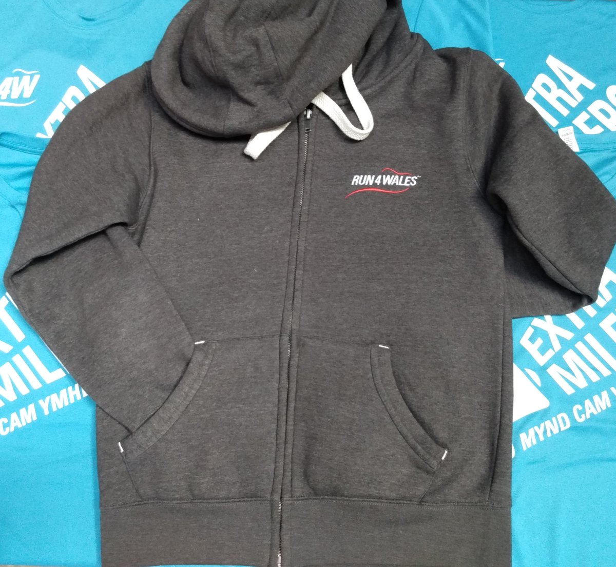 Who wants an Extra Milers Run 4 Wales hoody?!!! 
Extra Milers who volunteer at all of our 2022 events will receive a lovely hoody at the end of the year, just in time for Christmas. 🎁
#volunteers #thankyouvolunteers #cardiff