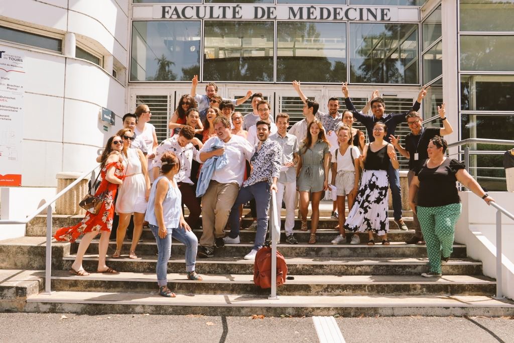 L'Ecole de Chirurgie Tourangelle c'est aussi ça : un bel esprit de promotion ! Merci à tous nos chirurgien(ne)s en formation qui nous étonnent chaque année un peu plus | une 5eme année de l'ECT qui se termine avec le sourire et l'envie de continuer à innover ! <a href="/HubertLardy/">Lardy</a>
