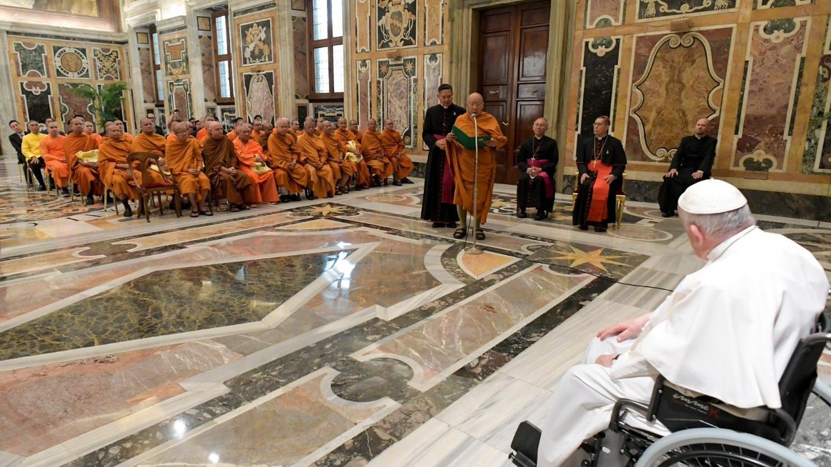 PopeReport's tweet photo. วันนี้ (ศุกร์ 17 มิ.ย.) #PopeFrancis ต้อนรับคณะสงฆ์ไทยและผู้ติดตามที่มาเข้าเฝ้าที่วาติกัน
📸 Vatican Media
#PopeReport https://t.co/sUiuKhe4kf