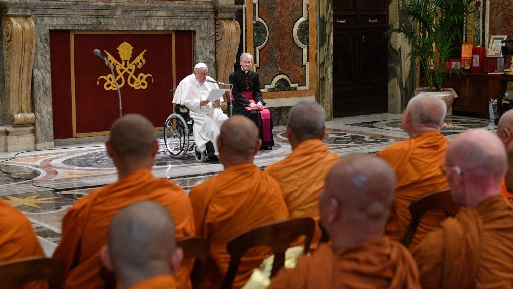 PopeReport's tweet photo. วันนี้ (ศุกร์ 17 มิ.ย.) #PopeFrancis ต้อนรับคณะสงฆ์ไทยและผู้ติดตามที่มาเข้าเฝ้าที่วาติกัน
📸 Vatican Media
#PopeReport https://t.co/sUiuKhe4kf
