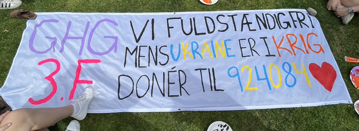 nboserup's tweet photo. Hvad synes I om Gammel Hellerup Gymnasium, 3.F’s banner? Selv om de ikke er studenter endnu, kan vi da godt lige sende en hilsen på mobilepay 924084 @DKUkraineKomite 😊 https://t.co/BaWfiaczyK