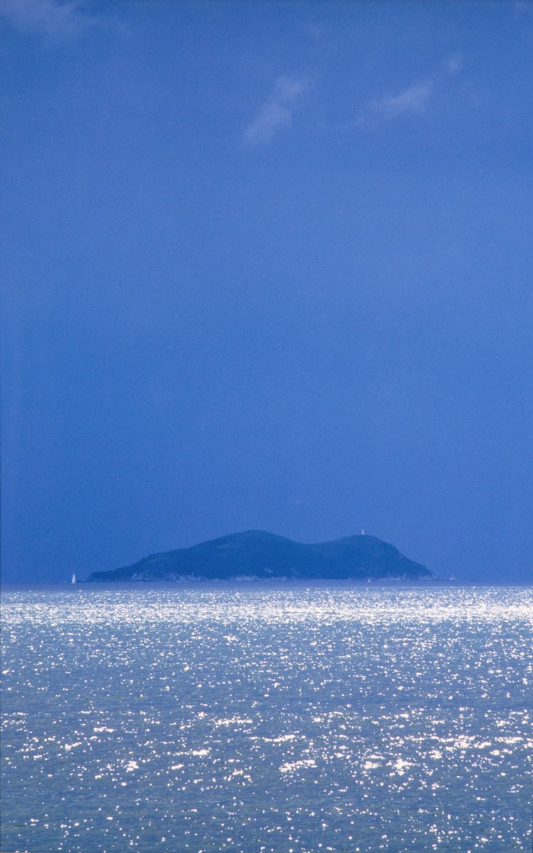 michioto_pub's tweet photo. 海を身近にする暮らしでは、日常的に多様な光を目にする。見慣れている海でも光の強弱や角度で日々異なるし、反射によって色合いも刻々と変化する。
#松原時夫 #沖ノ島 #写真集 #和歌山 #和歌浦 #tokiomatsubara #photobook #wakayama #wakaura #okinoshima https://t.co/72lKw7Ys59
