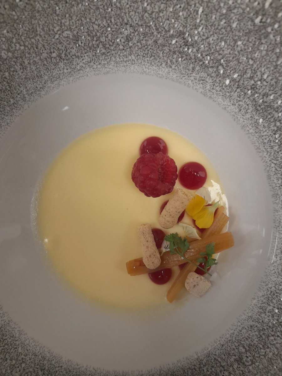 andysmithchef's tweet photo. Last service of 2022. @FcotGallery @fcot #level3chefs well done all. A hot night... https://t.co/qwujBWDBat
