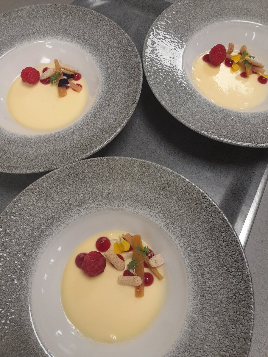 andysmithchef's tweet photo. Last service of 2022. @FcotGallery @fcot #level3chefs well done all. A hot night... https://t.co/qwujBWDBat