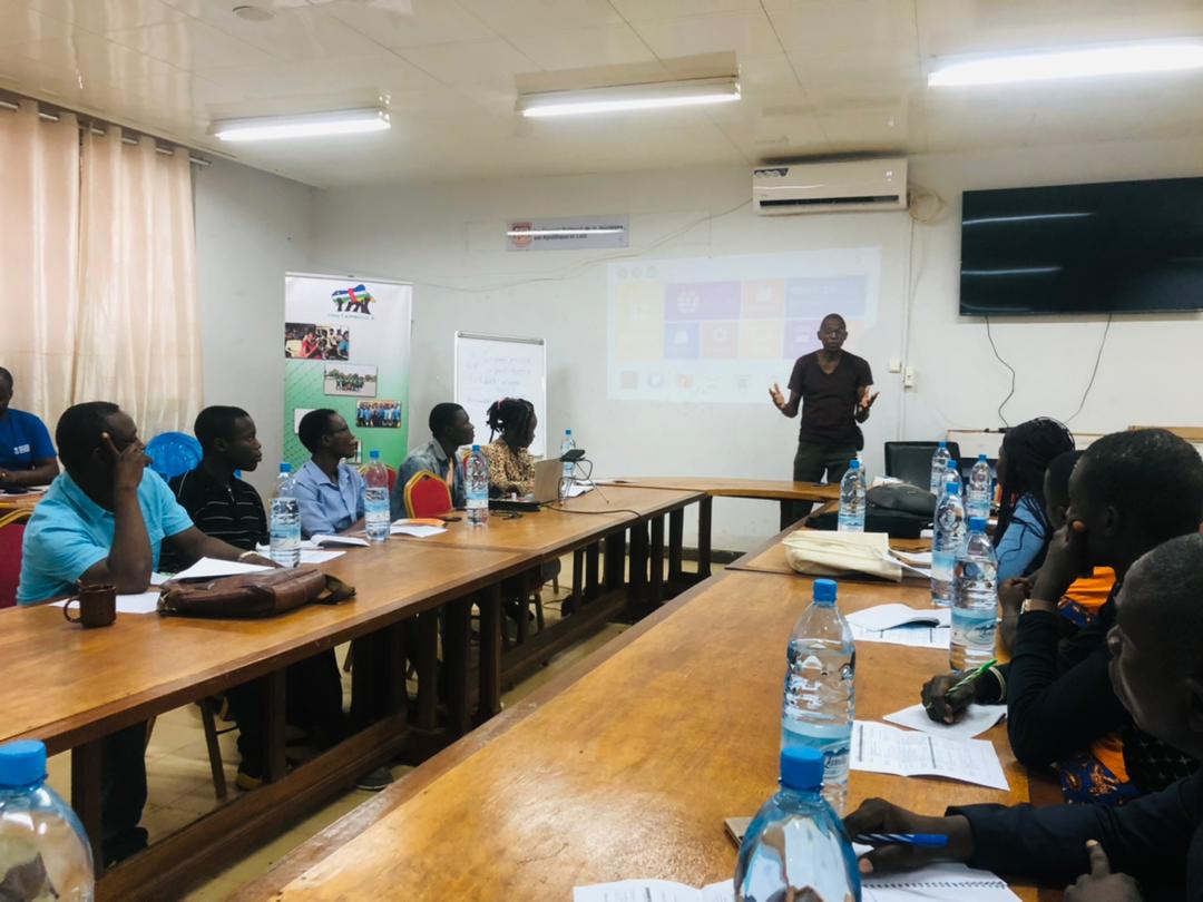 pamessoua's tweet photo. Vendredi 16 juin, salle de conférence du Conseil National de la Jeunesse Centrafricaine.

Échange avec les leaders des organisations de la jeunesse sur la citoyenneté et les actions citoyennes organisé par l'ONG TAMBOULA avec  appui financier de @UN_CAR. https://t.co/ioqeue6CfE
