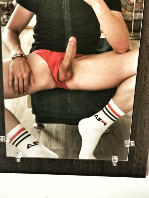2 pic. Have a Horny weekend ???
#RETWEEET #whitesocks #8inchescock #feetlover #alwayshorny https://t