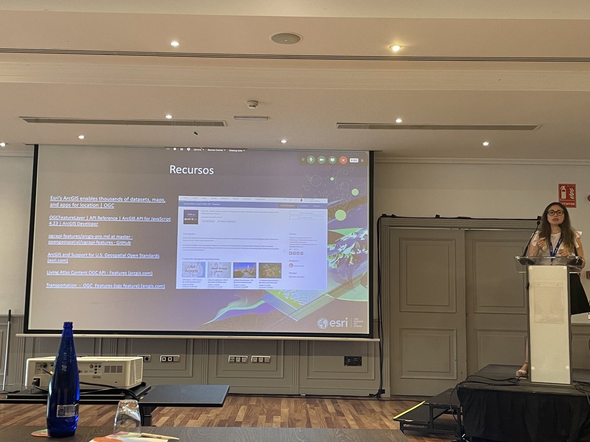 twitt_mfv's tweet photo. Gracias @Adriana_Rangel_ por la presentar como @Esri empezó a usar los #APIs OGC y publica documentación y ejemplos de implementación #OGCMM123 @ILAF_OGC 👏🏻 https://t.co/mtVWR2wZeV