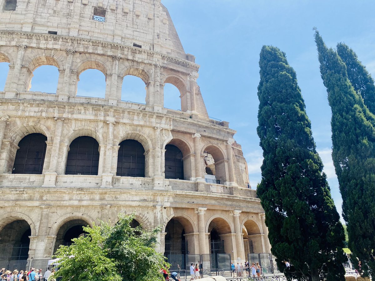 Our fearless leader guiding us to the Colosseum &amp; Roman Forum 🏛☺️