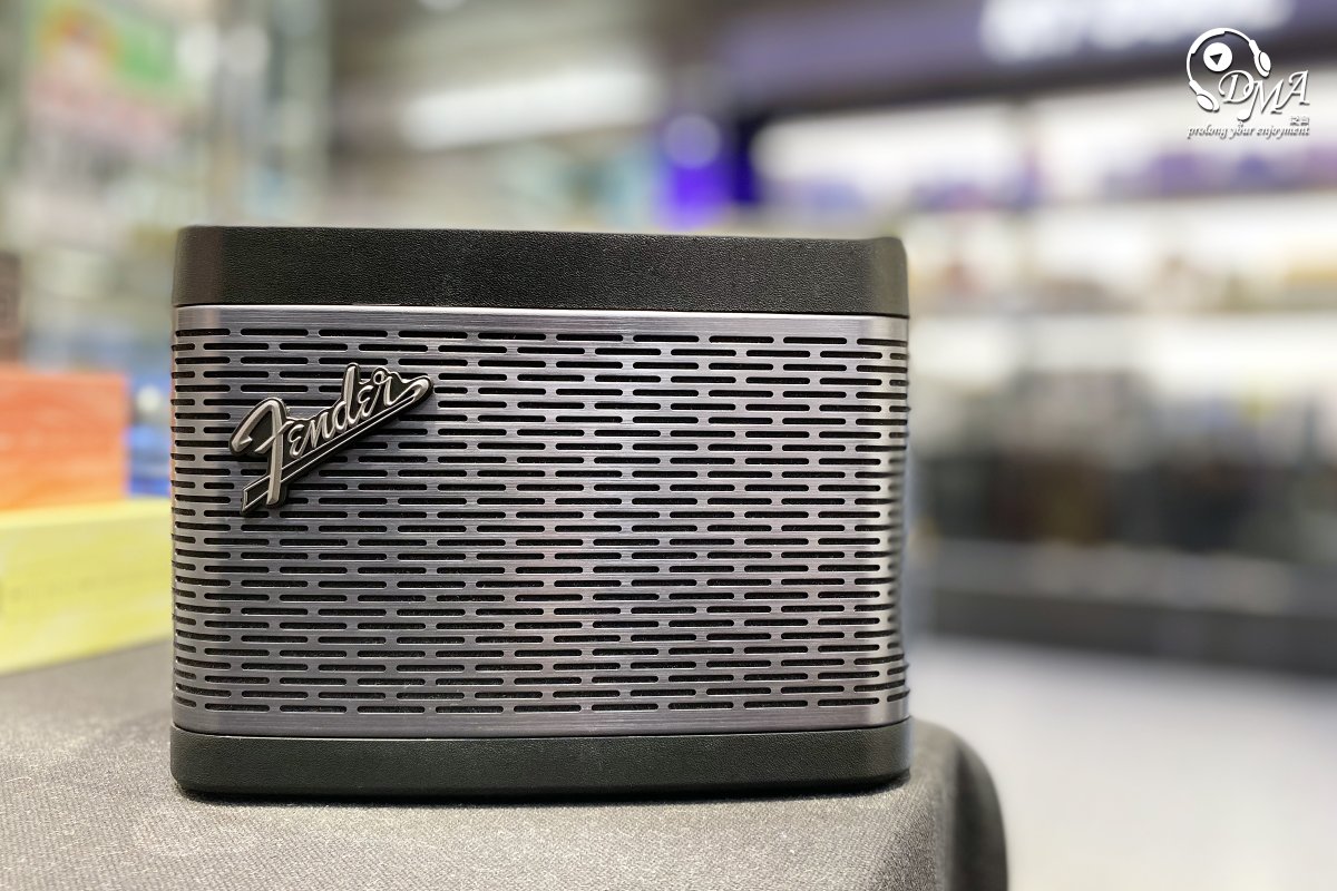 dmaaudio's tweet photo. 【鋼鈦】

Fender Newport 2 具兩個全頻單元及一個高音單元，比以往更高的分析力👍，人聲更清晰動人。採用藍牙 5.0 規格，播放時數達 12 小時🌃，機頂一排以電鍍表面的轉盤式鈕掣🕹，備有指示燈，外觀精緻而觸感不錯，在朋友聚會更有氣氛🌟，任何地方都可與音樂為伴。🥰

#Fender #Newport2 #Gunmetal https://t.co/uiYMQYyApR
