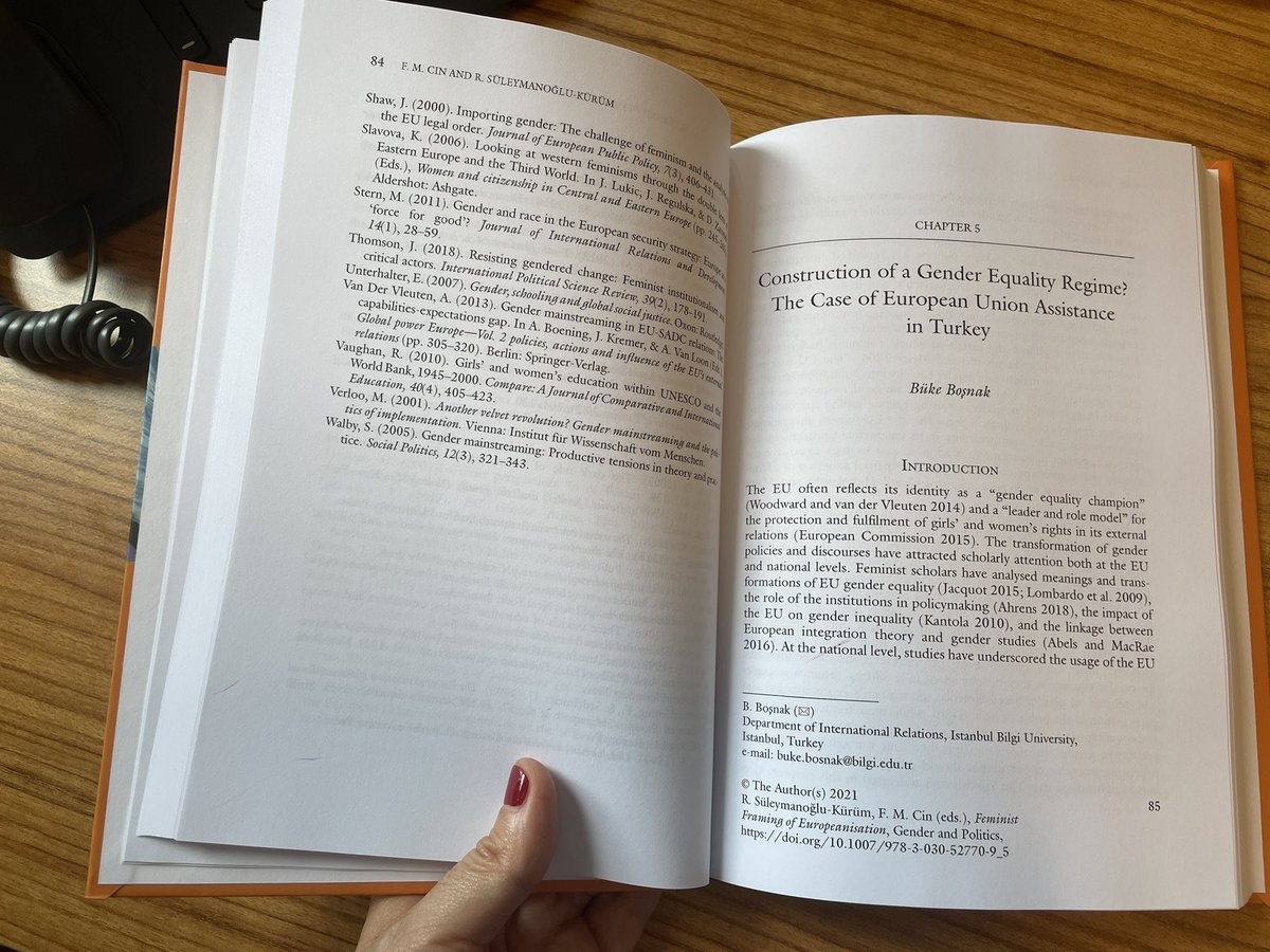 Authors’ copy just arrived yesterday🤓Glad to be part of such a great #feminist team! Thank you to our editors @fmcin & @RahimeSKurum 💜
#feministframingofeuropeanisation #feministeurope #genderstudies #genderandpolitics #euturkey