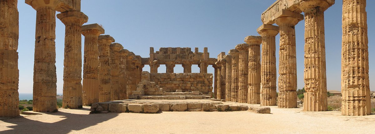 Selinunte o Selinus, Sicilia (s.VIIaC). Fue una importante ciudad de la antigüedad fundada por colonos griegos de Megara Hyblaea (costa oriental Sicilia). Alcanzó los 25.000 habitantes y fue uno de los enclaves comerciales más importantes de la época.