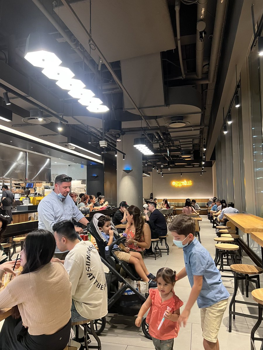 Eggslut Singapore 
อร่อยสมคำร่ำลือ ใครชอบทานไข่แนะนำเลยค่ะ ไข่แน่นมาก เลือกได้เลยอยากทานไข่คู่กับเนื้อชนิดไหน ราคาเริ่มต้นที่ 12SGD นอกนั้นตามสิ่งที่เราเลือก add เข้าไปค่า