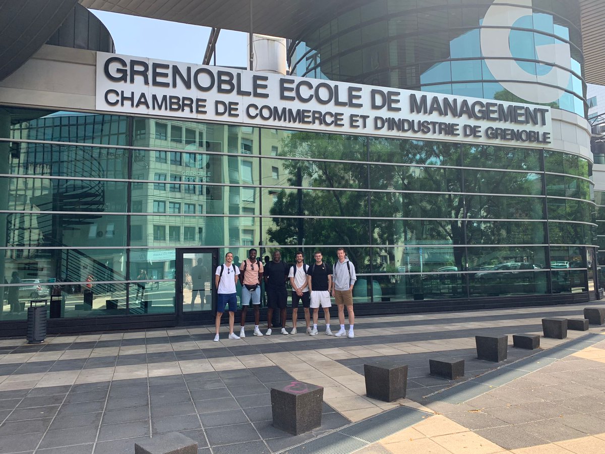 <a href="/JacquesAlingue/">Jacques Alingue</a> , @Ciel_33 , @NicolasLang15 , <a href="/JOPASSAVEDUC13/">Jo Passave Ducteil</a> , <a href="/PL_Duwiquet/">Paul-Lou Duwiquet</a>  et <a href="/CoCoCrn/">Corentin Carne</a> se sont retrouvés à <a href="/Grenoble_EM/">Grenoble EM</a> pour une semaine d'examens.
L'occasion de rappeler qu'il est possible de concilier une carrière de basketteur pro et les études. 
Félicitations à eux!