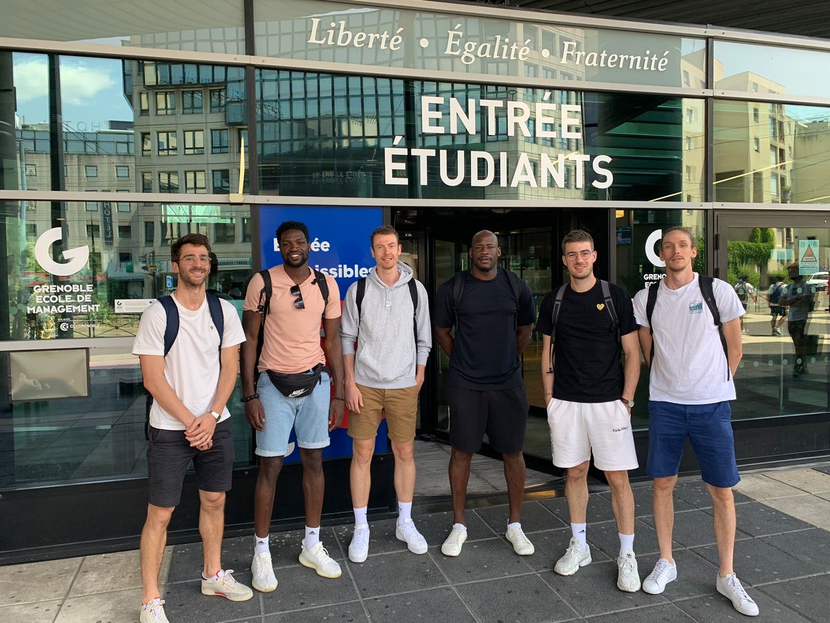 SNBasket1's tweet photo. @JacquesAlingue , @Ciel_33 , @NicolasLang15 , @JOPASSAVEDUC13 , @PL_Duwiquet  et @CoCoCrn se sont retrouvés à @Grenoble_EM pour une semaine d'examens.
L'occasion de rappeler qu'il est possible de concilier une carrière de basketteur pro et les études. 
Félicitations à eux! https://t.co/0NNrxdXQyO